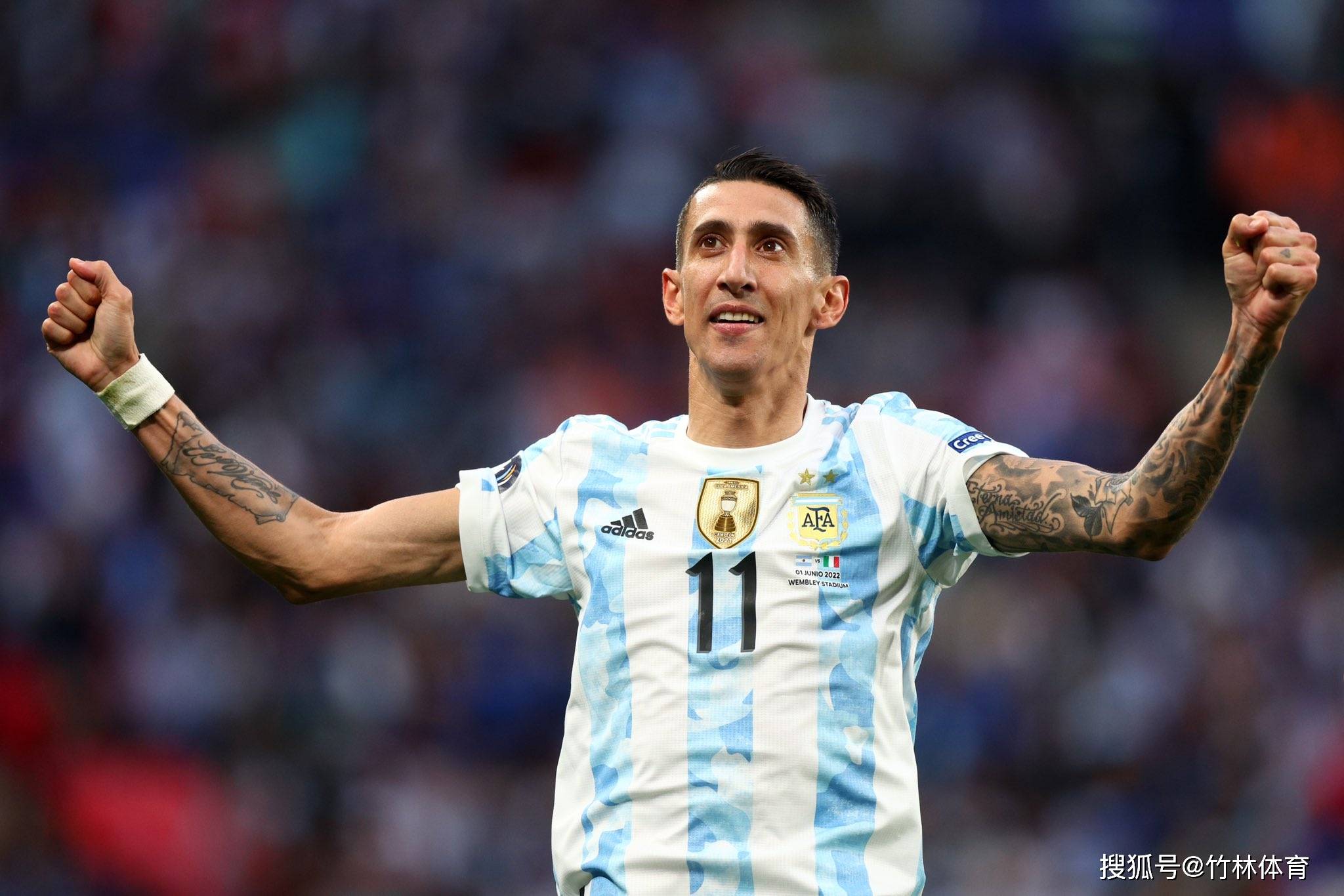 荷兰绝杀巴萨，迪马利亚点燃赛场