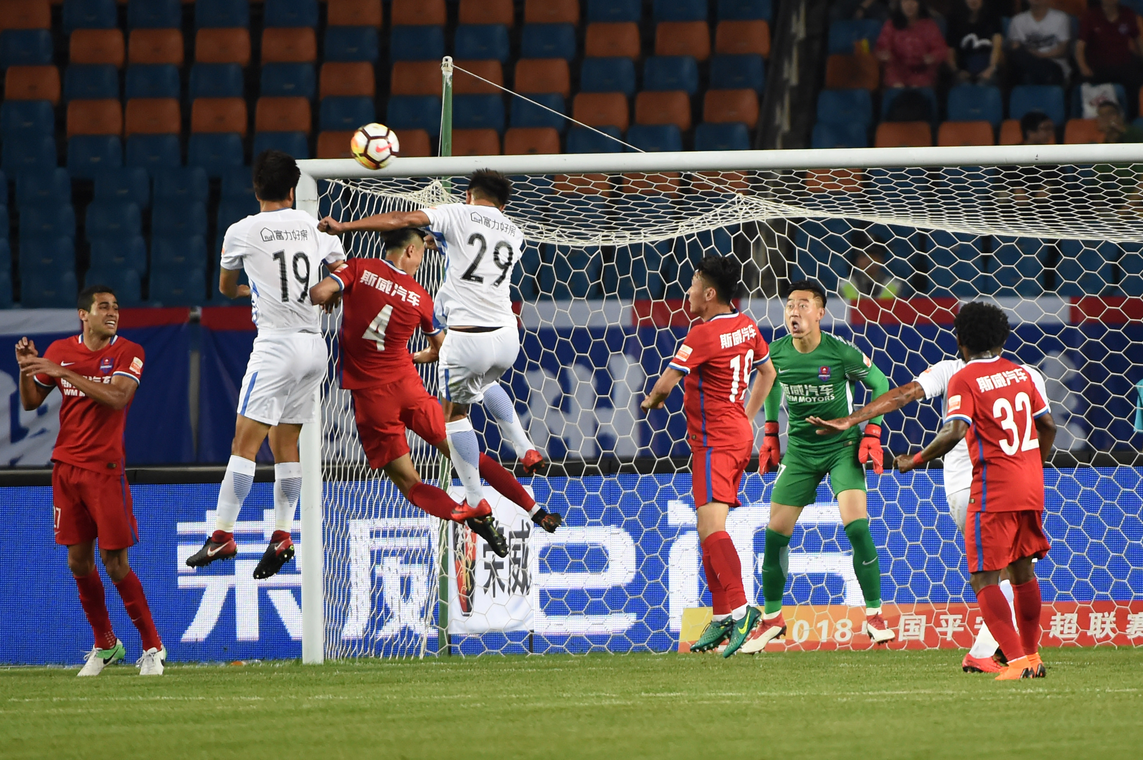 广州富力主场告捷,继续向中超冠军发起进攻 广州富力主场告捷,继续向中超冠军发起进攻