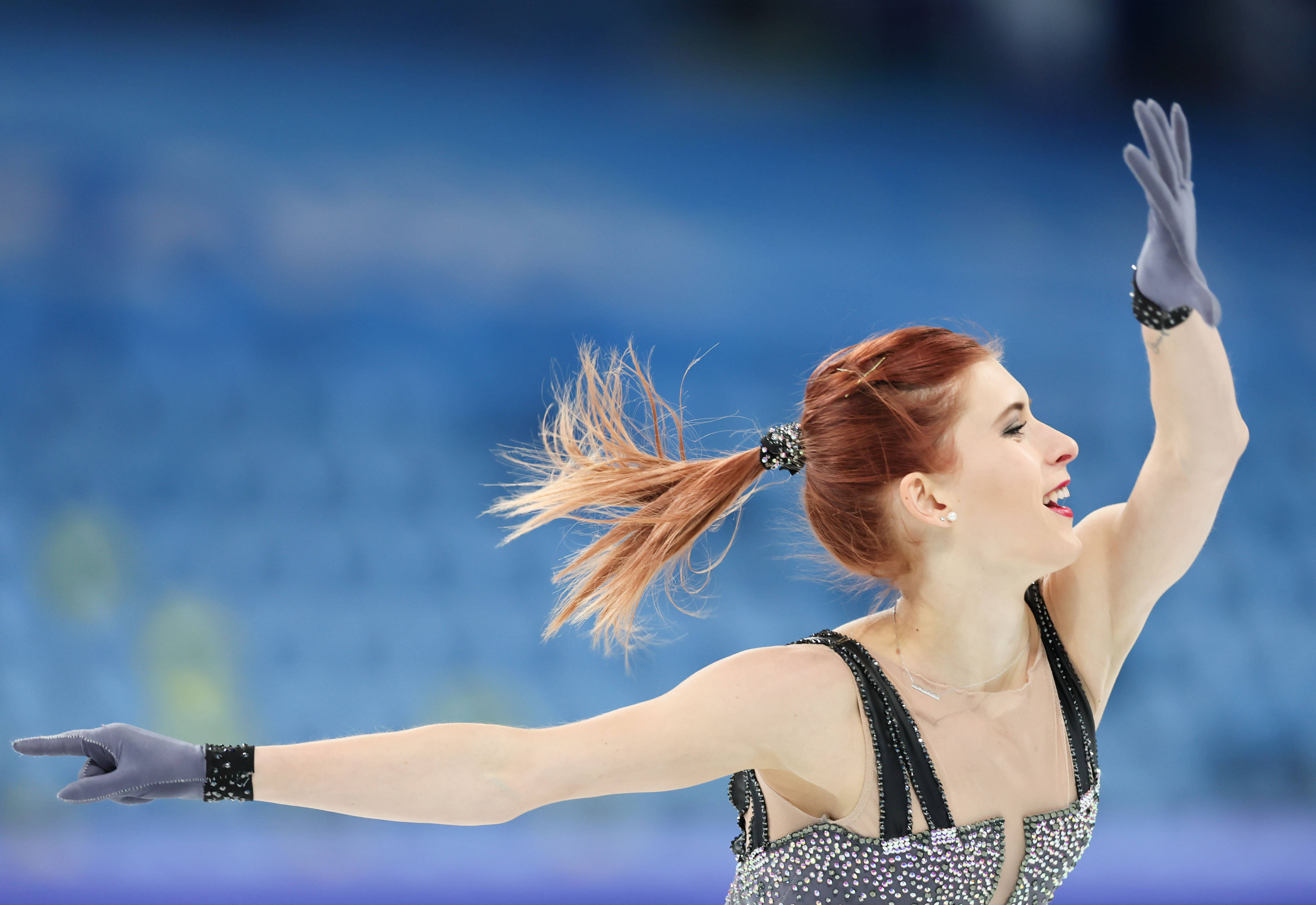 包含独具风采：花样滑冰选手展现绝美动作的词条