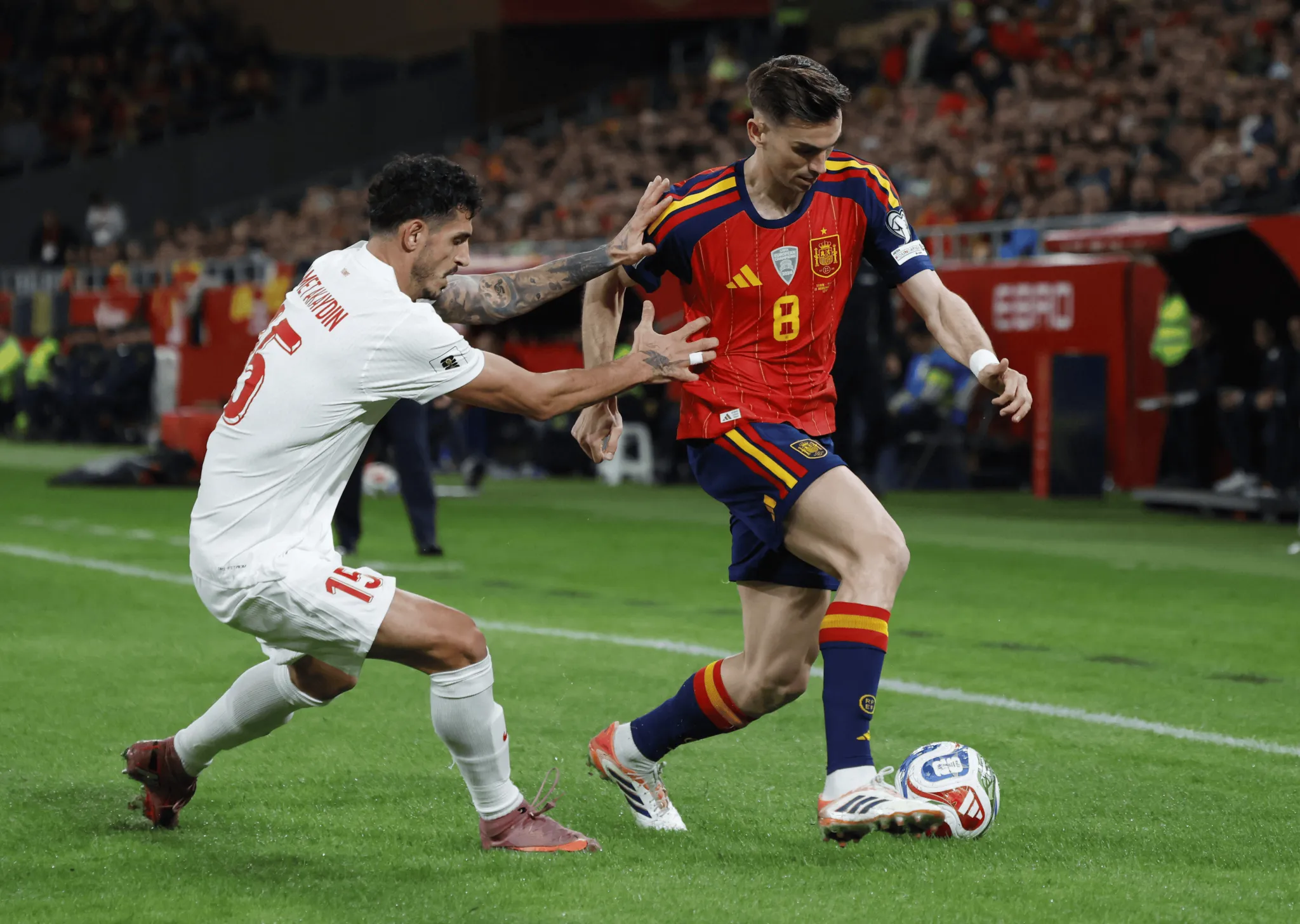 西班牙队在客场比赛中表现出色