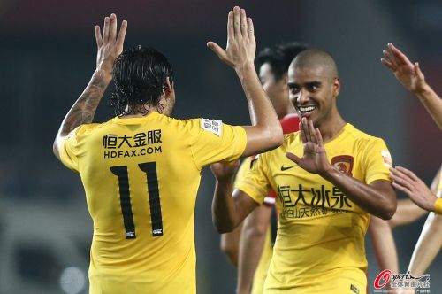 包含华夏球员受伤退场，球队险胜对手的词条