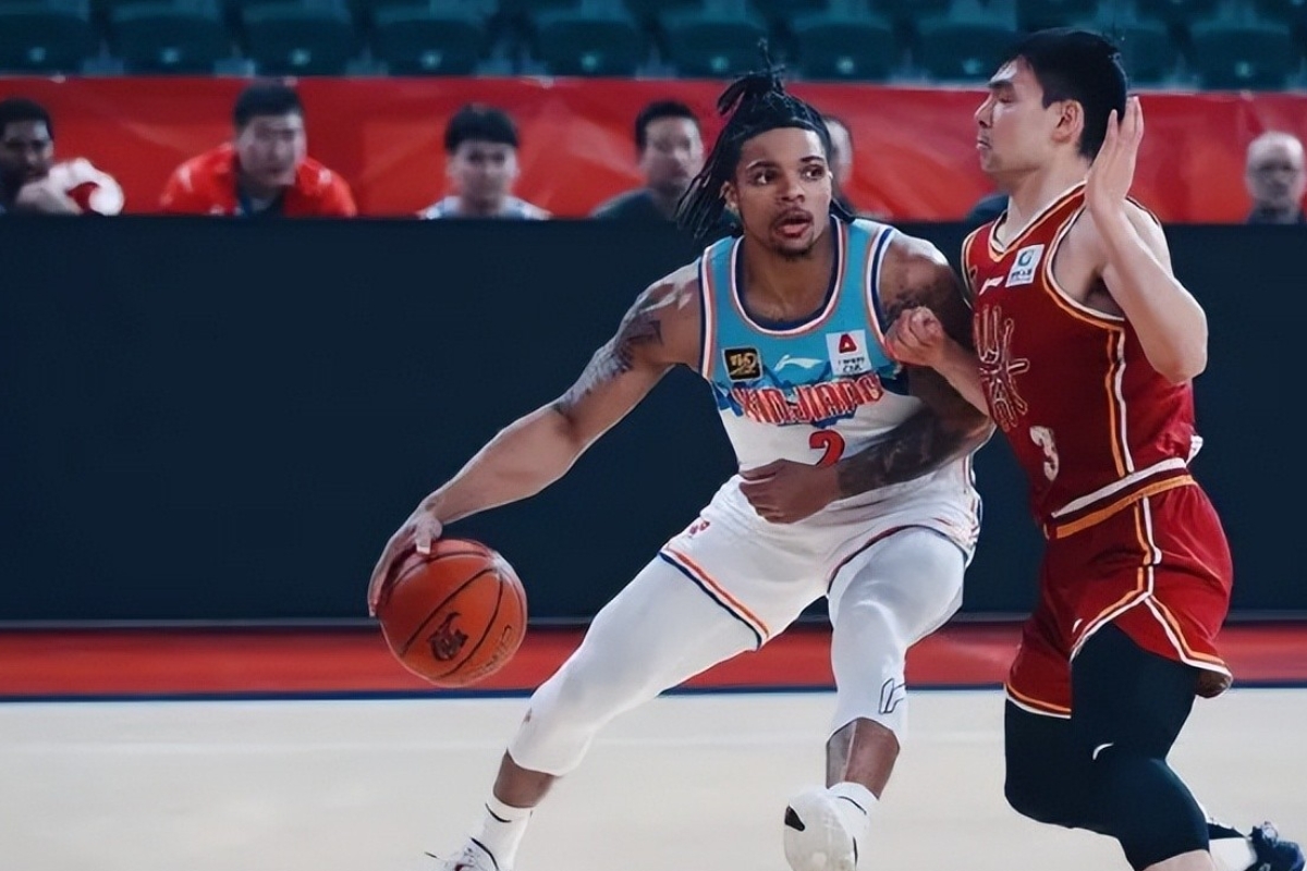 热门球队在场上展现强劲实力