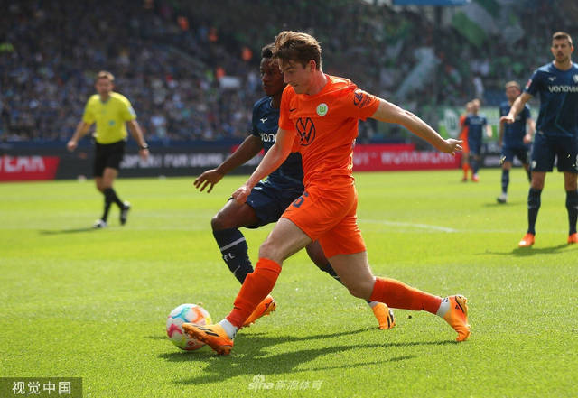 关于沃尔夫斯堡前锋进球后表现出色，球队获胜的信息