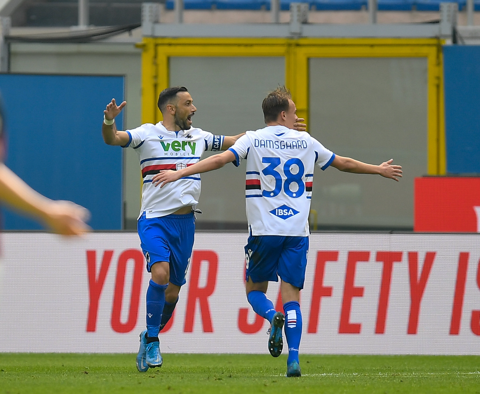 包含桑普东客场战平图卢兹，积分榜稳定的词条