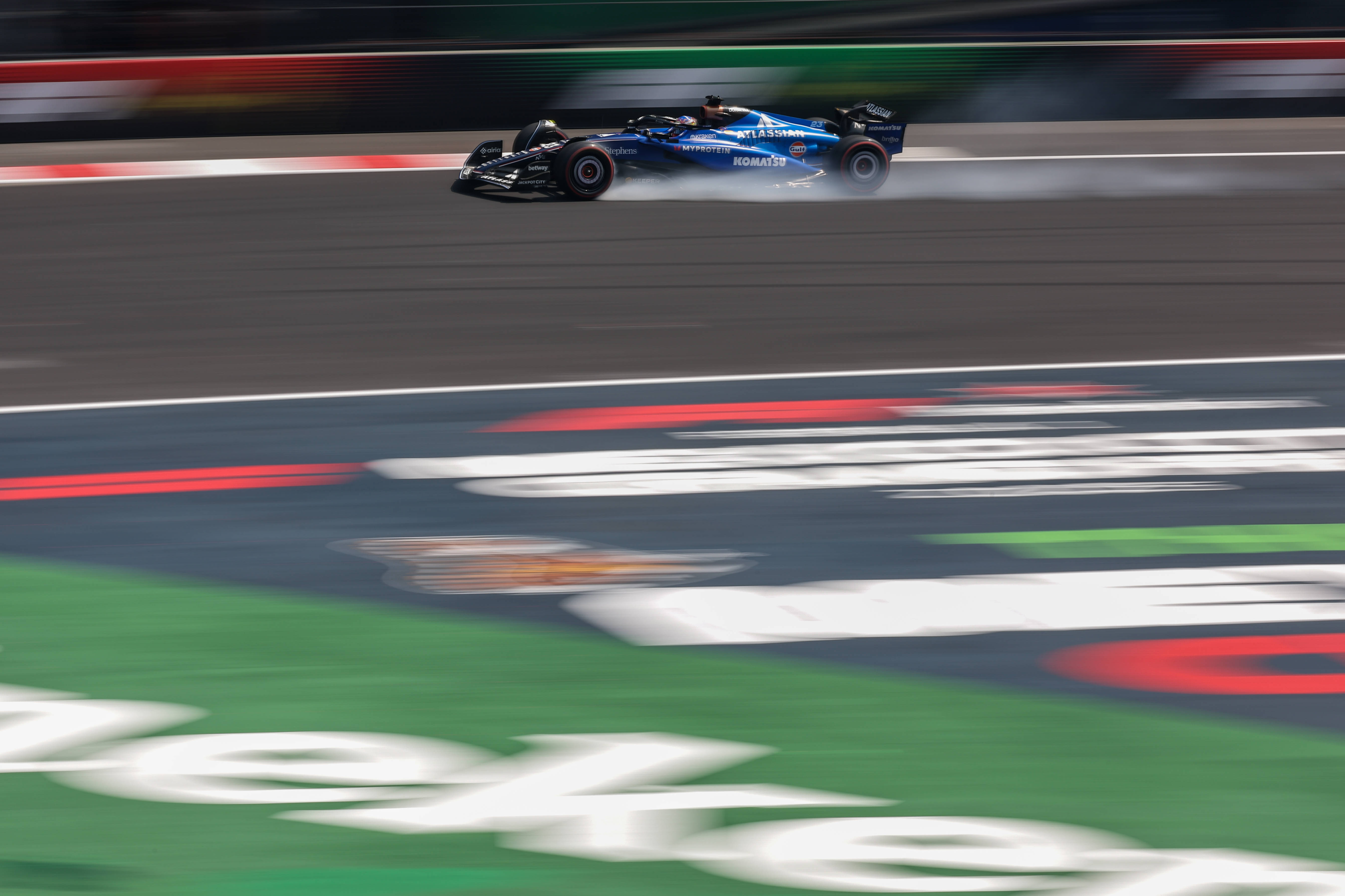 包含雷诺车队逆转哈斯车队，塞恩斯关键制胜的词条